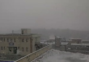 لحظات زیبای بارش برف در روستای "شوراب" + فیلم