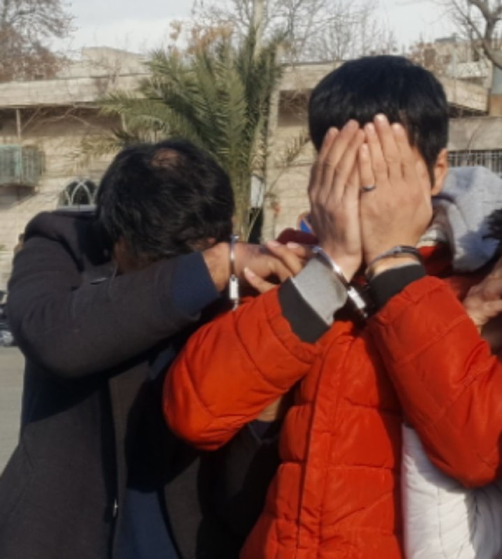 بستن دست و پای پیرزنی توسط ۲ جوان