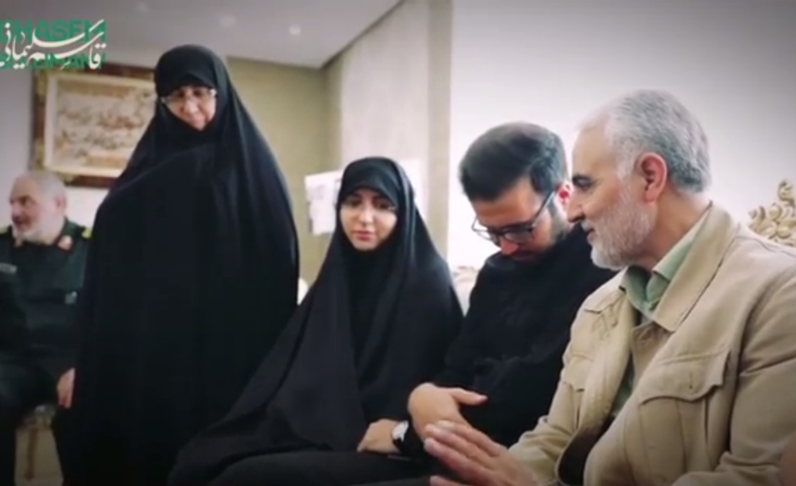 حضور سردار قاسم سلیمانی در منزل شهید خوش&zwnj;لفظ +فیلم