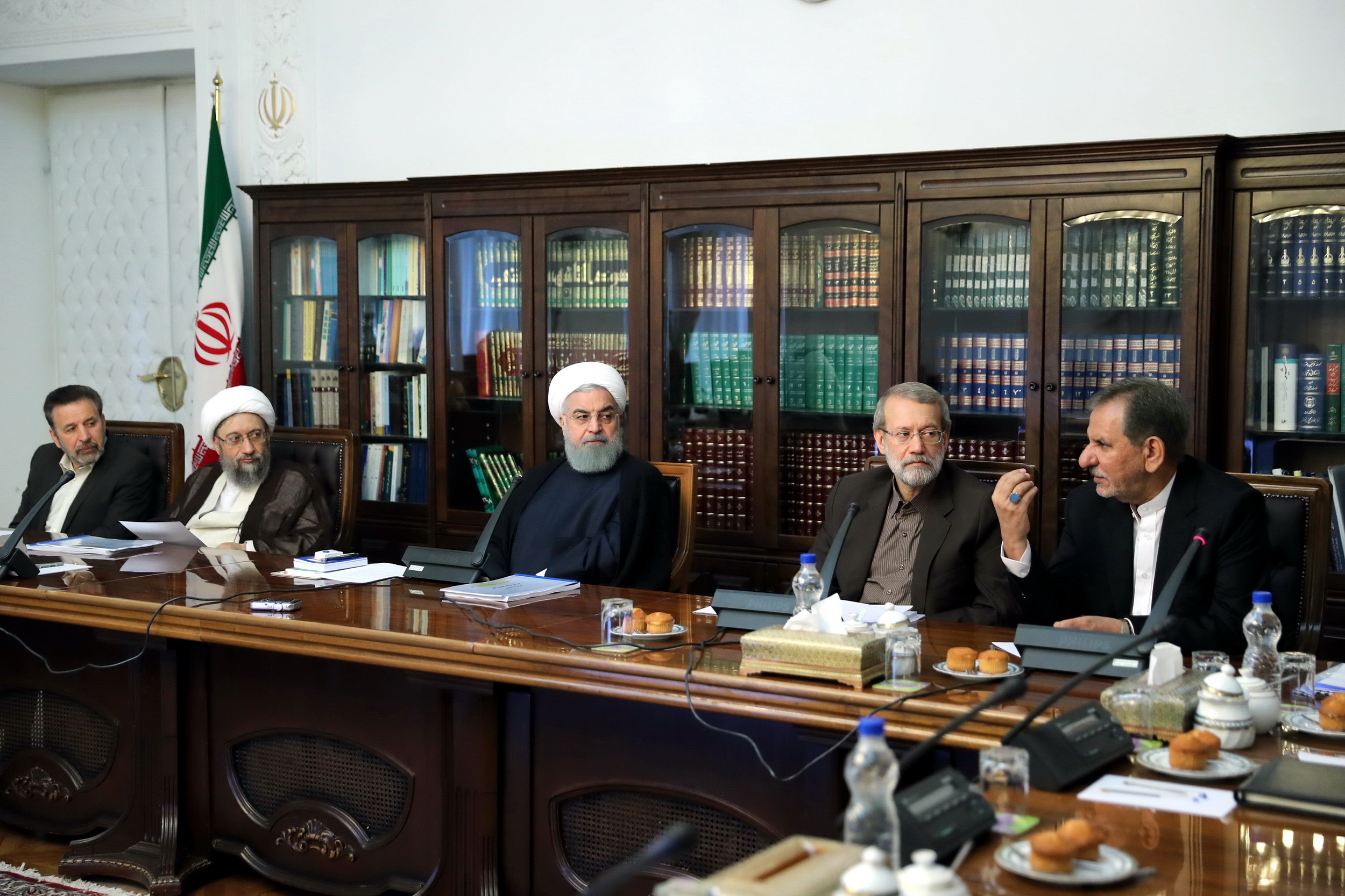 گزارش اقدامات بانک مرکزی برای کنترل بازار پول و ارز بررسی شد/ تصمیم گیری جهت تأمین اعتبارات مورد نیاز برای تأمین نیاز صنعت دارو و بخش بهداشت و درمان کشور