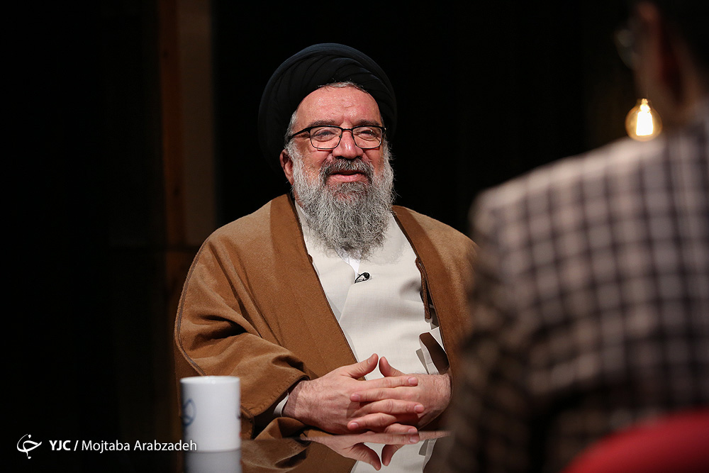 آیت&zwnj;الله خاتمی: یک گوشی بسیار قدیمی داشتم، اما اکنون اسمارت فون دارم/راز مخالفت ما با تلگرام، مخالفت با فضای مجازی نیست/ابتکار عمل طلاب امروزی اجازه اشتباه به استاد نمی&zwnj;دهد