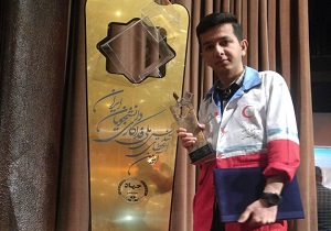 تندیس ملی فداکاری دانشجویان سراسر کشور به دانشجوی اردبیل اعطا شد