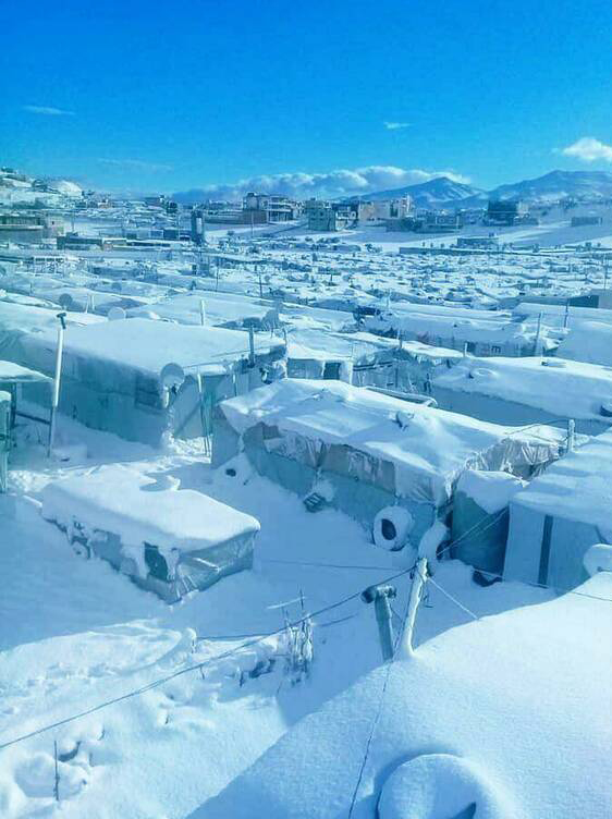 برف سنگین در اردوگاه پناهجویان سوری + عکس