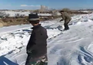 پاکسازی جاده برفی در روستای دلوحسن + فیلم