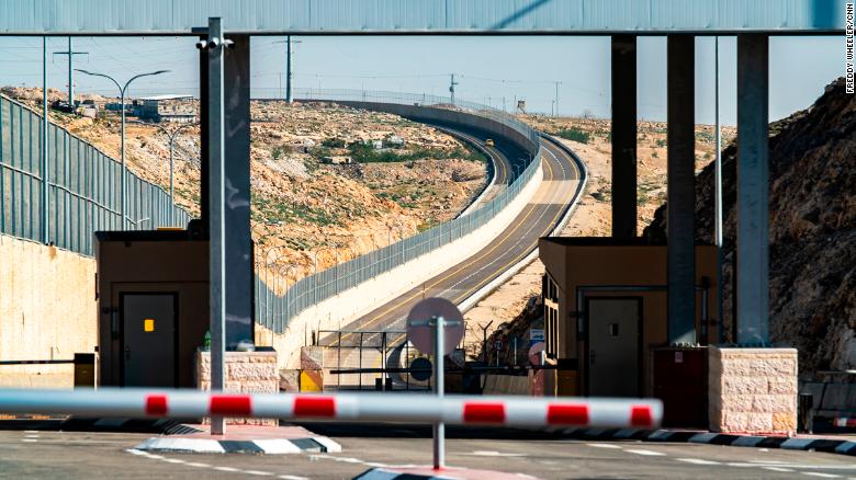 افتتاح جادهای نژادپرستانه در قدس اشغالی برای جداسازی فلسطینیان از شهرکنشینان صهیونیست افتتاح جادهای نژادپرستانه در قدس اشغالی برای جداسازی فلسطینیان از شهرکنشینان صهیونیست