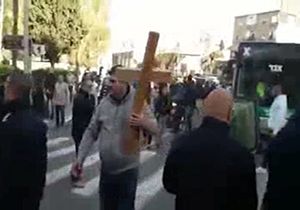 تظاهرات فلسطینیان علیه توهین صهیونیست&zwnj;ها به حضرت عیسی مسیح(ع) و مریم مقدس(س) + فیلماعتراض مردم فلسطین به توهین صهیونیست&zwnj;ها به مقدسات مسیحیان + فیلم