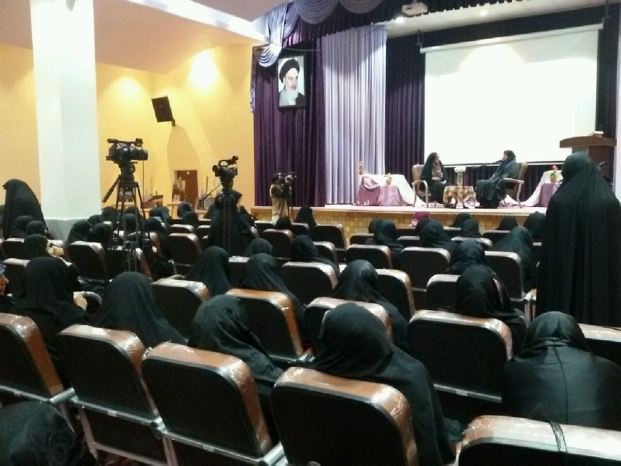همایش حماسه سازان زینبی در اراک / رونمایی کتاب ازشاهدخت تا آزادگان
