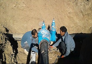 لوله کشی مسیر انتقال آب در روستای رحمت آباد بزرگ دشتابی