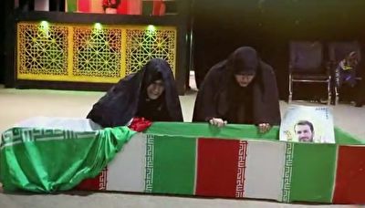 شادی سربازان یگان رزم نواز و واکنش سردار کمالی/ انتقاد خداداد عزیزی از صحبت&zwnj;های کارگردان معروف سینما/ رد شدن شاخه درخت از بدن پسربچه هندی/ پرستیدن ترامپ توسط مرد هندی + فیلم