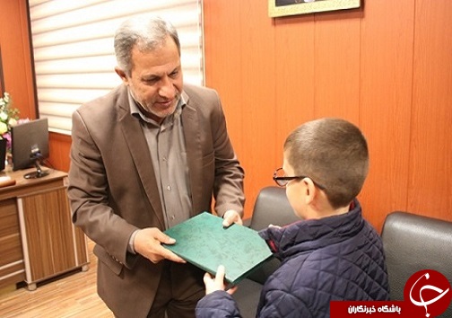 تجلیل دانش آموز قهرمان مسابقات شطرنج کشور