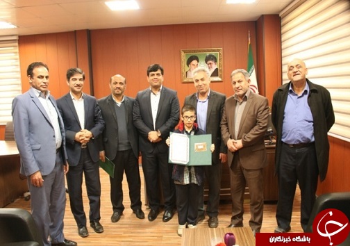 تجلیل دانش آموز قهرمان مسابقات شطرنج کشور