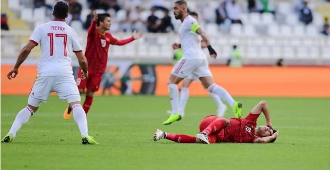 صدمه شدید بازیکن ویتنام پس از برخورد با طارمی