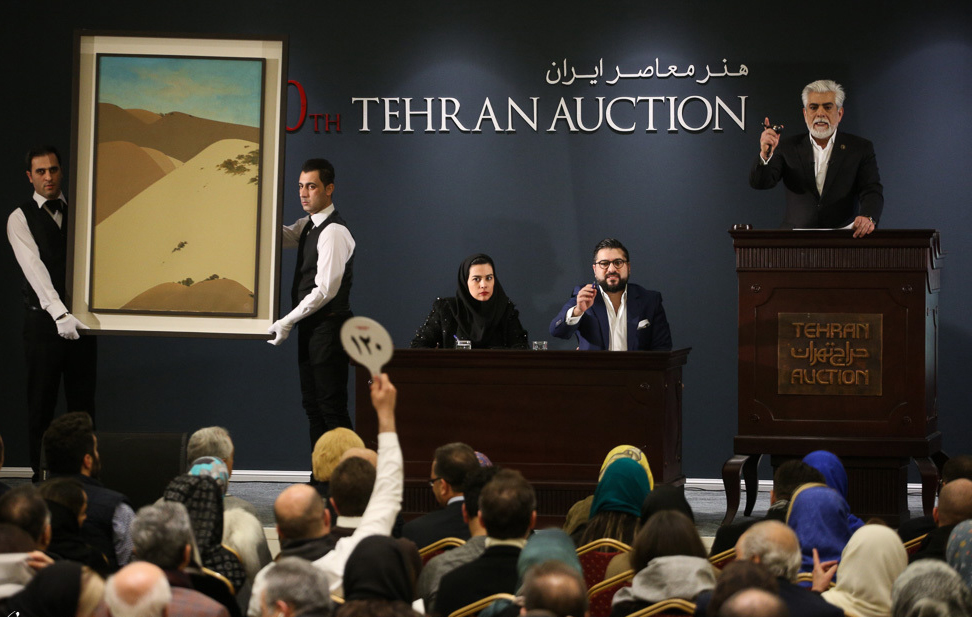 مراسم تجلیل نجومی از شاهزاده قجری در حراج پایتخت / آیا بازهم پای &laquo;پول کثیف&raquo; در میان است؟ + فیلم و تصاویر