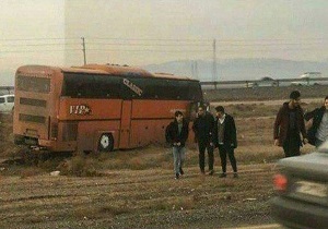 برخورد خودروی پراید با اتوبوس دانشجویان حادثه آفرید
