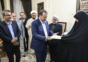 دیدار با خانواده شهدا، روحیه خدمت را در مسئولان تقویت می کند/خانواده شهدا شایسته بهترین تقدیرها و خدمت ها هستند