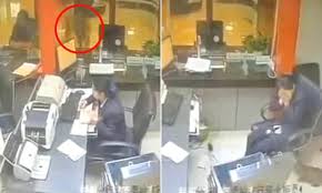 وحشت کارمند بانک از وقوع اتفاق غیرمنتظره! + فیلم//