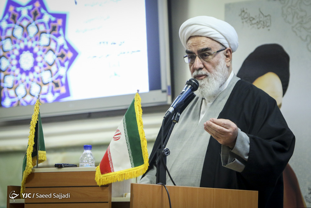 موفقیت یک روحانی در نوع ارتباط او با مردم است/ خاکریز اول انقلاب، روحانیت است