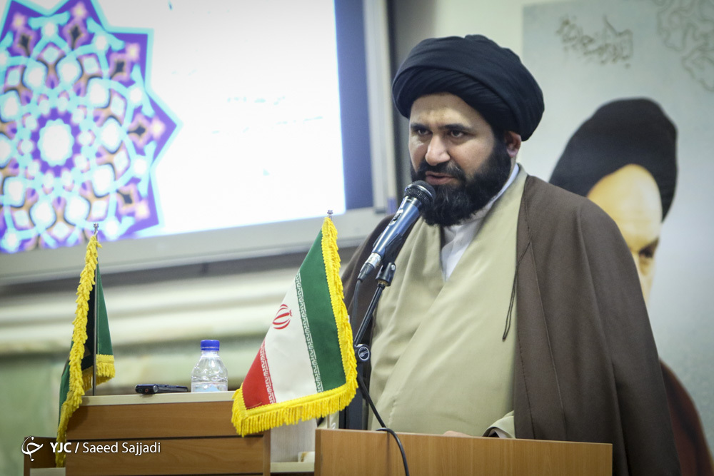 موفقیت یک روحانی در نوع ارتباط او با مردم است/ خاکریز اول انقلاب، روحانیت است