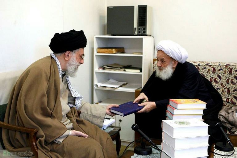 عکسی از دیدار حضرت آیت&zwnj;الله مجتهدی تهرانی با رهبرانقلاب