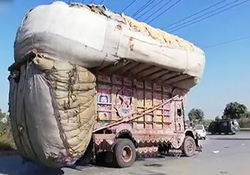 زنده بیرون آمدن راننده از خودرو پس از چپ کردن در اتوبان + فیلم