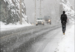 تردد در تمام محورهای مرکزی جریان دارد/ پاکسازی۳۰۰ کیلومتر جاده از برف