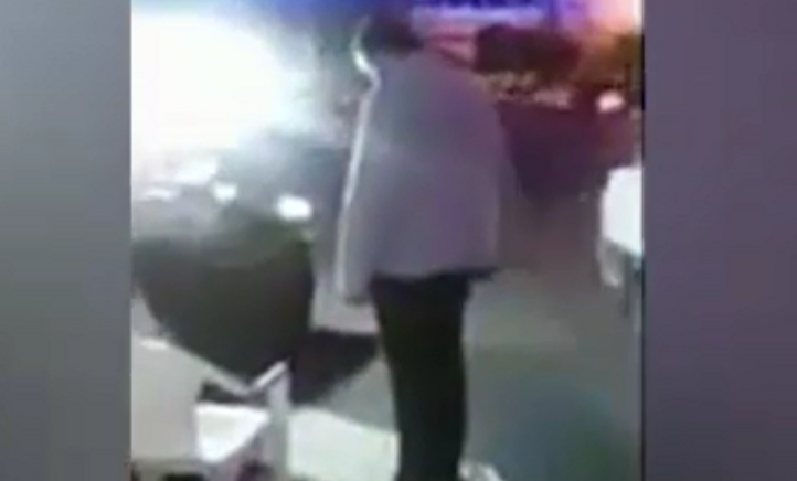 نماز خواندن دست فروش کنار بساطش