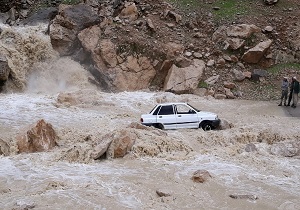 آتش نشانان ناجی راننده پراید گرفتار در سیلاب