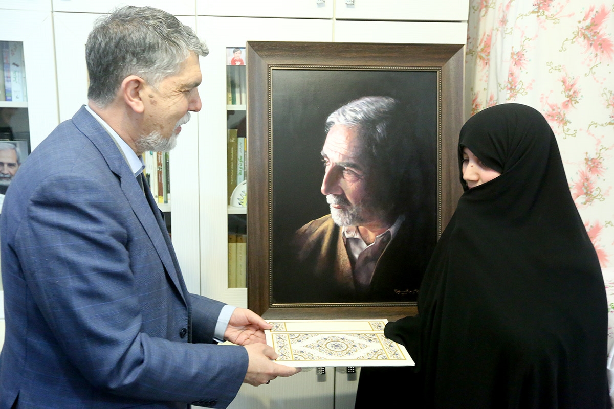 صالحی با خانواده زنده&zwnj;یاد امیرحسین فردی دیدار کرد