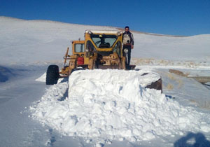 بازگشایی جاده برفی در روستای چهارحد + فیلم