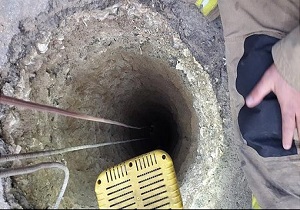 سقوط ناگهانی کودک بازیگوش به درون چاه