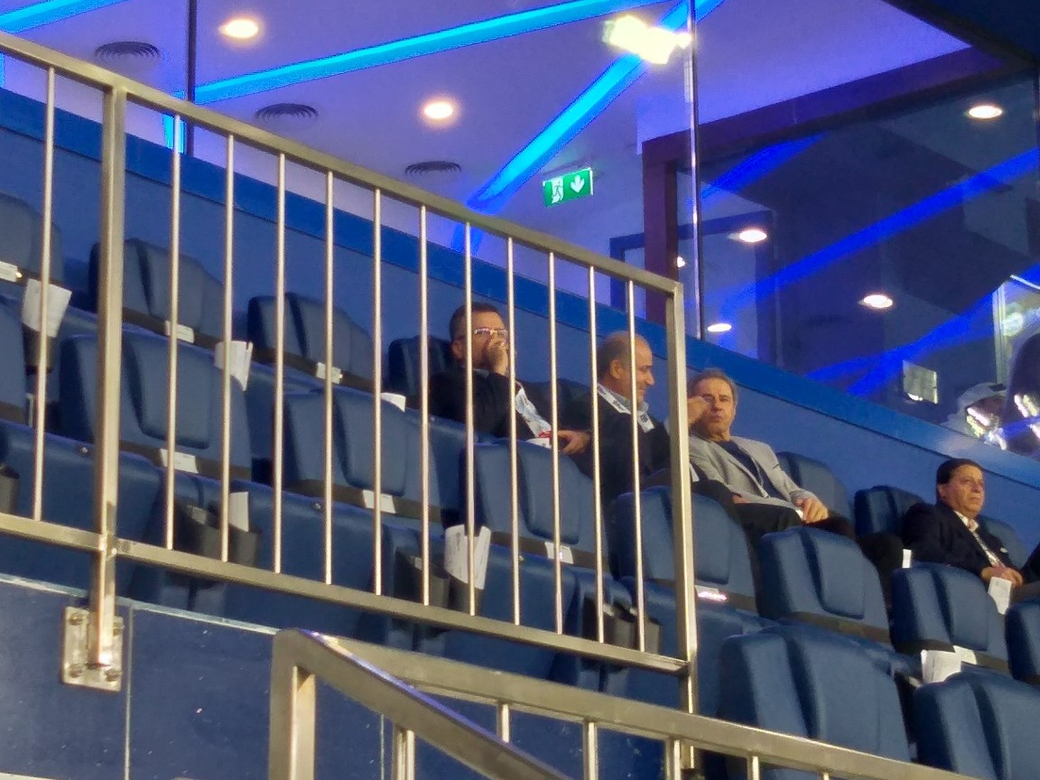 خواننده لس آنجلسی در کنار مسئولان ورزش ایران خواننده لس آنجلسی در کنار مسئولان ورزش ایران
