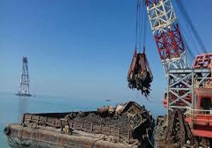 خروج شناورهای مغروقه و لایروبی اروند رود