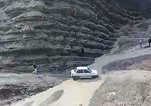 نداشتن راه ارتباطی مناسب در روستای زمگه سوخته + فیلم