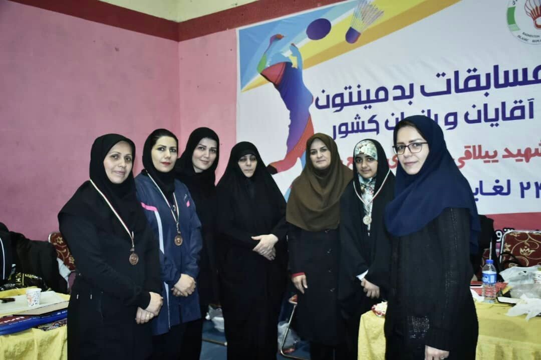 اهداء مدال بازیکن بدمینتون به خانواده شهدای مدافع حرم