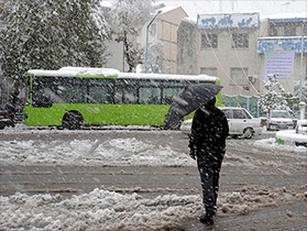 بارش باران در جلگه برف در کوهستان