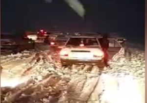مسدود شدن جاده خواجه تبریز بر اثر بارش برف + فیلم