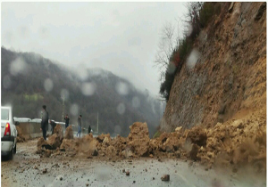 بازگشایی مسیر کارسالار در جاده سوادکوه پس از ریزش کوه