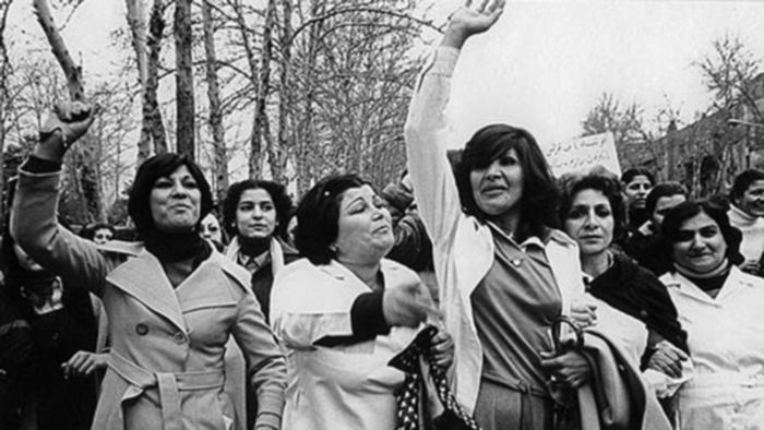 از حضور زنان با پوششی متفاوت در تظاهرات انقلاب تا کمپین&zwnj;های سیاه&zwnj;نمایی ضدحجاب امروزی+تصاویر
