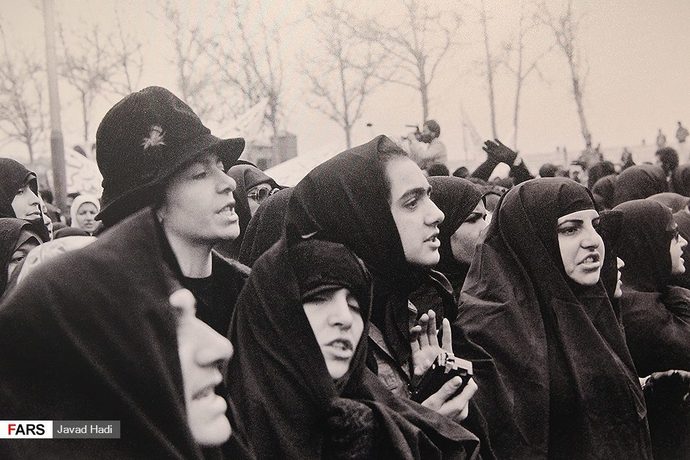 از حضور زنان با پوششی متفاوت در تظاهرات انقلاب تا کمپین&zwnj;های سیاه&zwnj;نمایی ضدحجاب امروزی+تصاویر