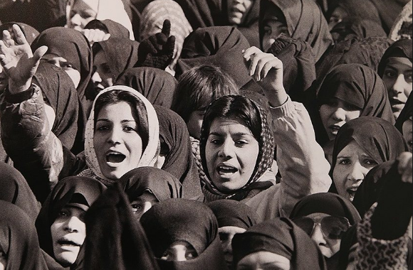 از حضور زنان با پوششی متفاوت در تظاهرات انقلاب تا کمپین&zwnj;های سیاه&zwnj;نمایی ضدحجاب امروزی+تصاویر