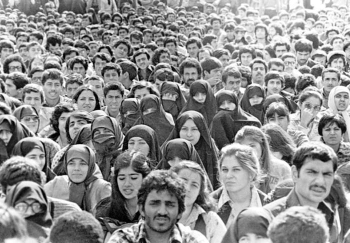 از حضور زنان با پوششی متفاوت در تظاهرات انقلاب تا کمپین&zwnj;های سیاه&zwnj;نمایی ضدحجاب امروزی+تصاویر