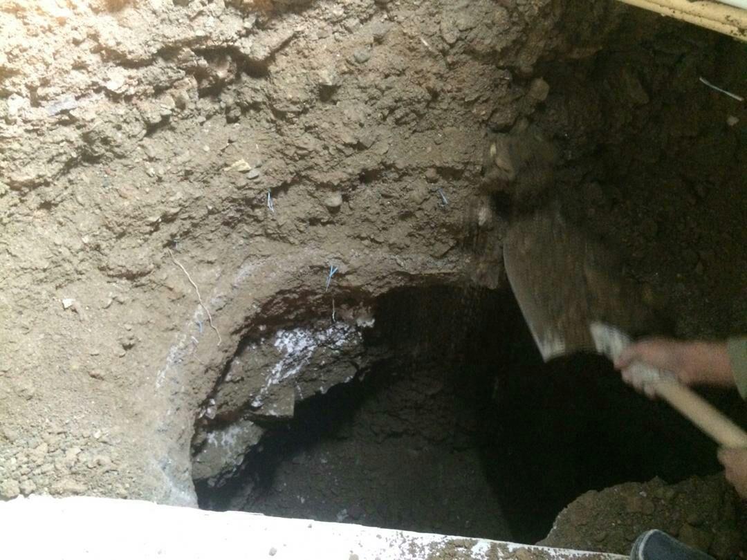 مرگ کارگر ۱۸ ساله بر اثر ریزش چاه ساختمانی نیمه کاره + عکس