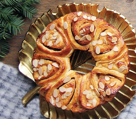 طرز تهیه نان شیرمال بادامی با مواد میانی طرز تهیه نان شیرمال بادامی با مواد میانی