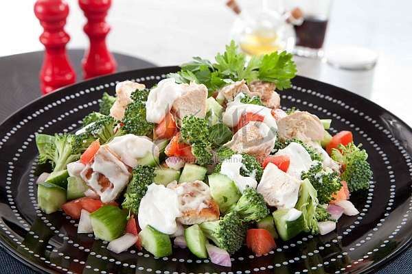 طرز تهیه&zwnj; سالاد مرغ و بروکلی