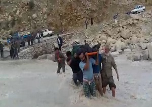 امدادرسانی دشوار در روستای "گرداب موگرمون" + فیلم