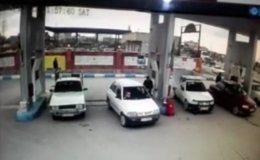 لحظه انفجار پیکان وانت هنگام سوختگیری + فیلم