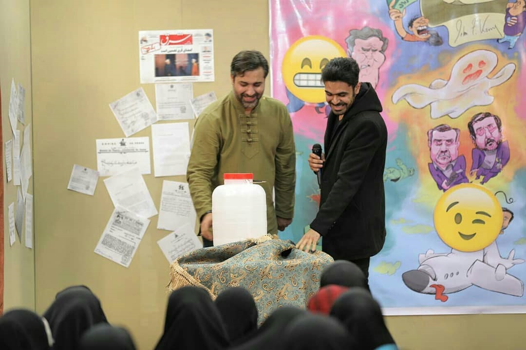 کنایه یک طنزپرداز به «تضمین امضای کری» / برگزیده یازدهمین شب طنز «دبه» جایزه گرفت
