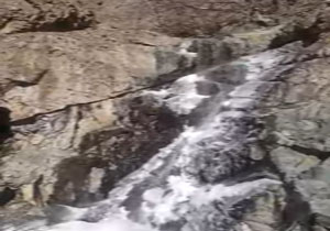 مناظری زیبا از آبشار یخ‌زده در منطقه کن + فیلم