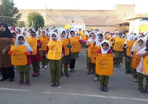 توزیع ۳۰۰ کیسه نان نخی بین دانش آموزان دبستان ۱۳ آبان