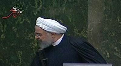 قطع شدن صحبت&zwnj;های روحانی در مجلس به دلیل تجمع نمایندگان استان خوزستان در جلوی تریبون رئیس جمهور + فیلم